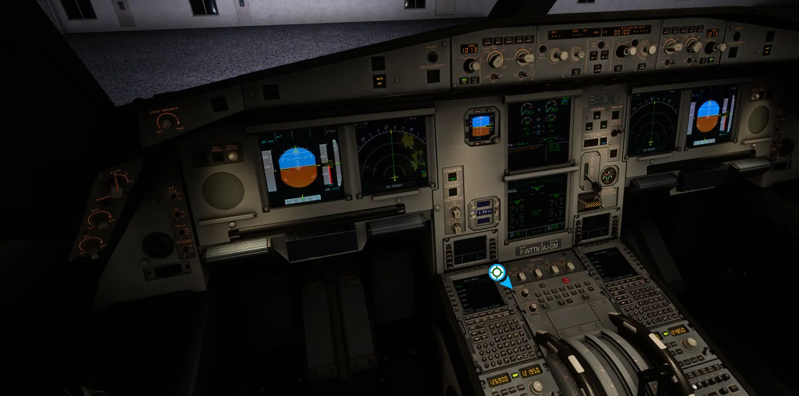 La cabina de un Airbus A320 a oscuras, con las pantallas de vuelo principales, las pantallas ECAM y ambos MCDU encendidos.