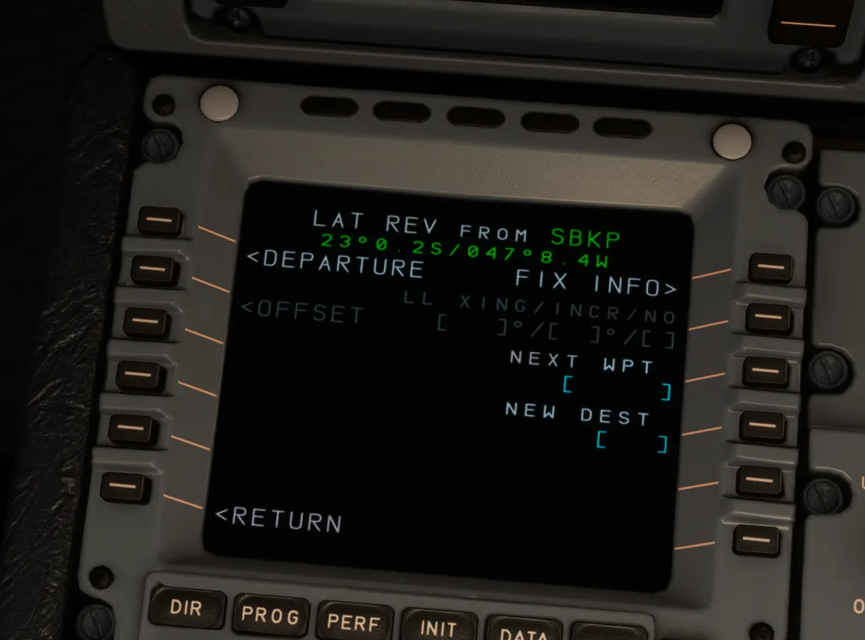 Un MCDU en su página de revisión lateral del aeropuerto de salida, con los campos de salida, offset, información de fix, siguiente waypoint y nuevo destino.